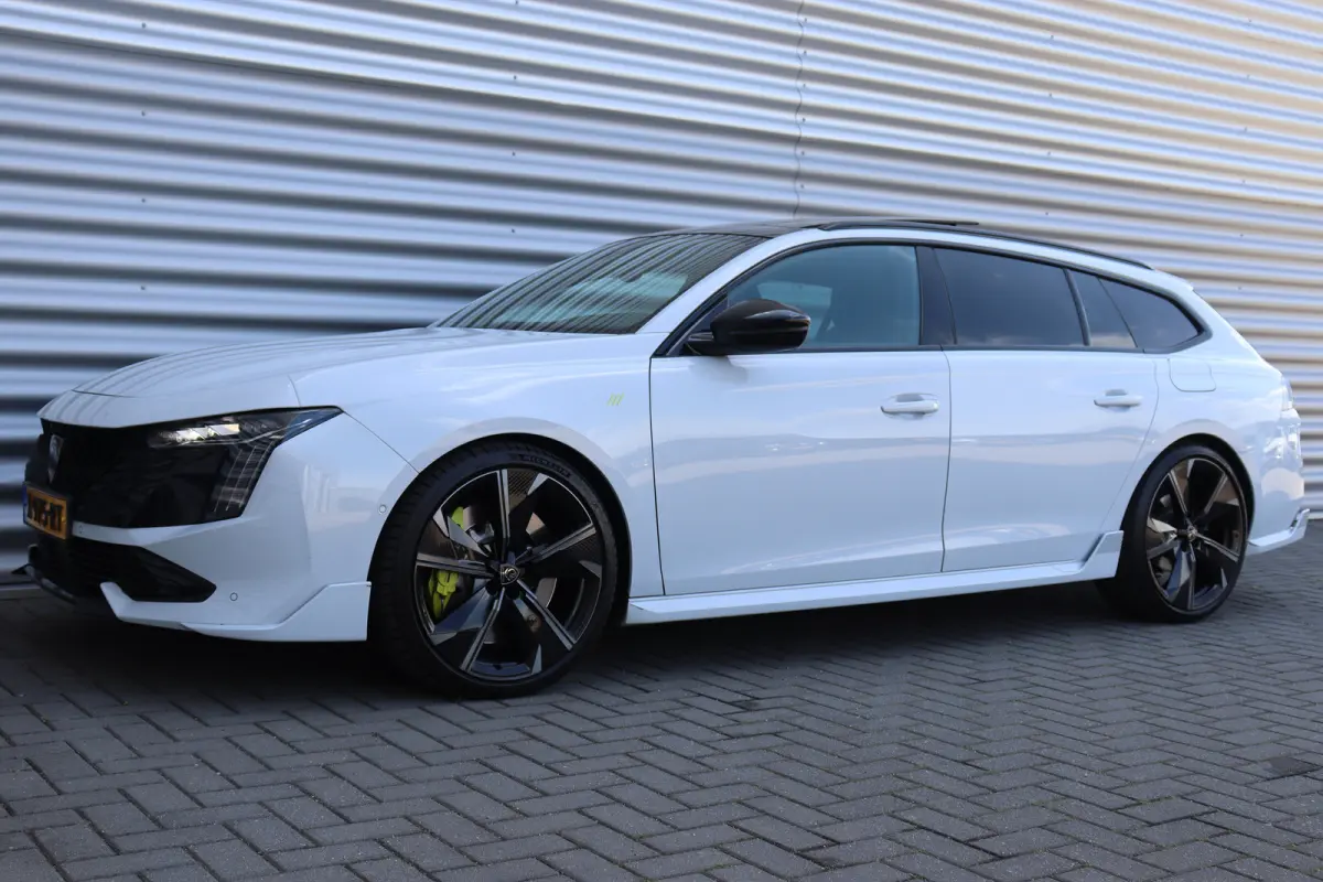 PSE 1.6 HYBRID 360PK SPORT ENGINEERED AUTOMAAT SOH 99,25% / NAVI / LEDER / CLIMA / PDC / 20" LMV / CAMERA / KEYLESS / I-COCKPIT / FULL-LED / PANO. DAK / ALCANTARA / WINTERPAKKET / FOCAL AUDI
