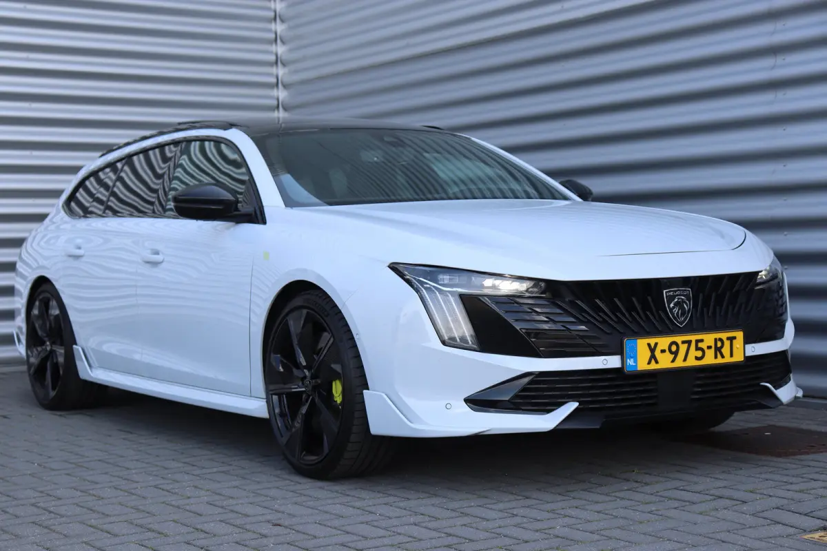 PSE 1.6 HYBRID 360PK SPORT ENGINEERED AUTOMAAT SOH 99,25% / NAVI / LEDER / CLIMA / PDC / 20" LMV / CAMERA / KEYLESS / I-COCKPIT / FULL-LED / PANO. DAK / ALCANTARA / WINTERPAKKET / FOCAL AUDI