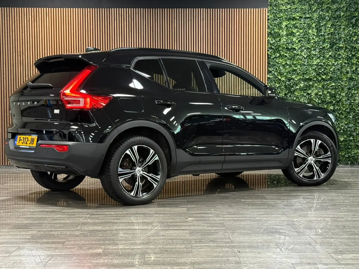 T5 R-Design | Schuifdak | Trekhaak | Parkeercamera | Adaptieve Cruise Control | Stoel en Stuurwielverwarming | 19 Inch | Leder /alcantara R-Design bekleding met wit stiksel en bies | Zitting