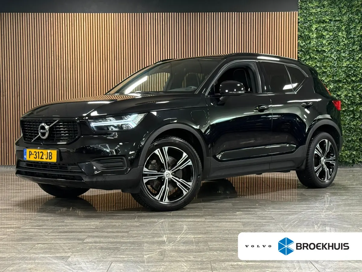 T5 R-Design | Schuifdak | Trekhaak | Parkeercamera | Adaptieve Cruise Control | Stoel en Stuurwielverwarming | 19 Inch | Leder /alcantara R-Design bekleding met wit stiksel en bies | Zitting