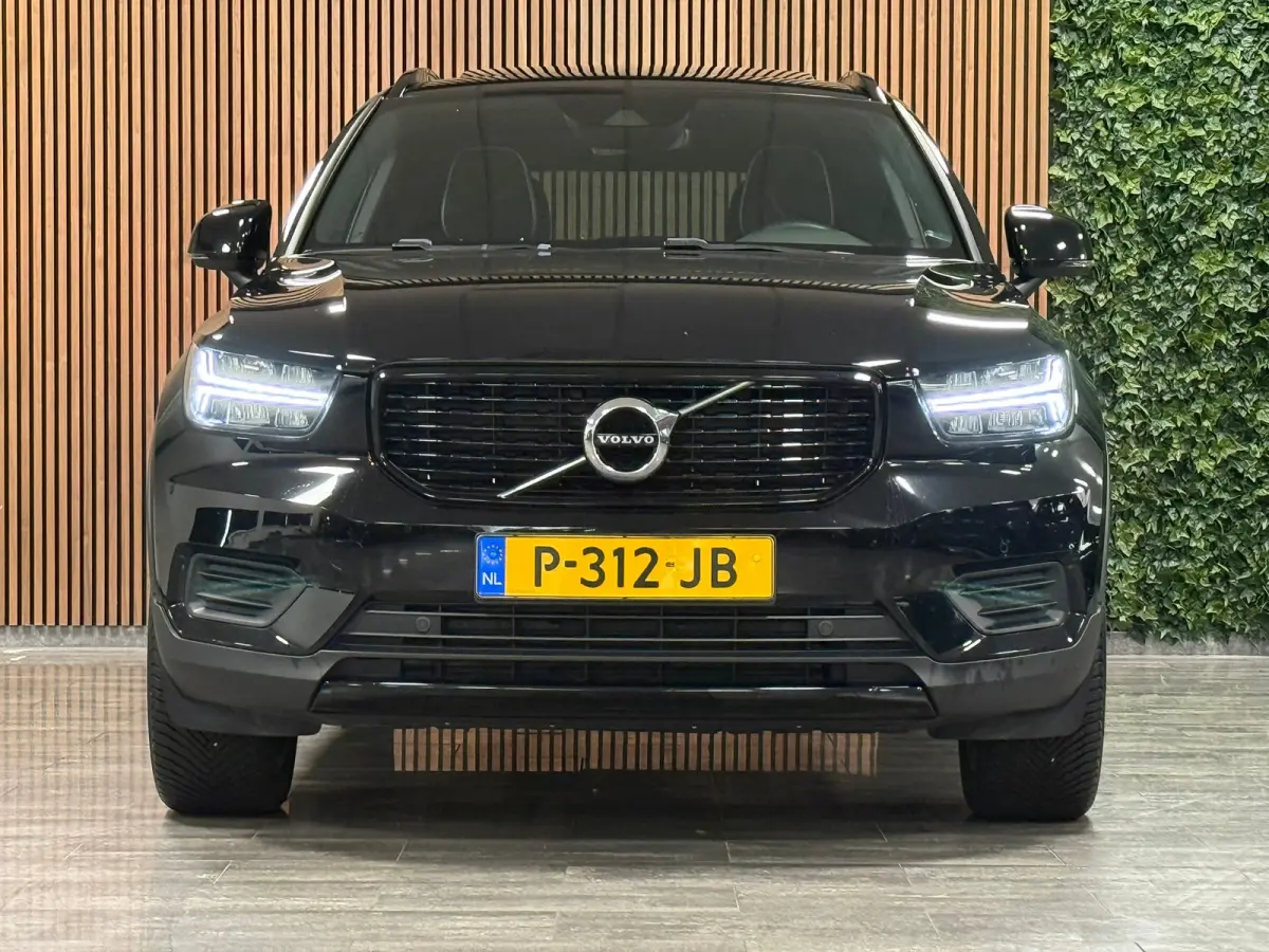 T5 R-Design | Schuifdak | Trekhaak | Parkeercamera | Adaptieve Cruise Control | Stoel en Stuurwielverwarming | 19 Inch | Leder /alcantara R-Design bekleding met wit stiksel en bies | Zitting