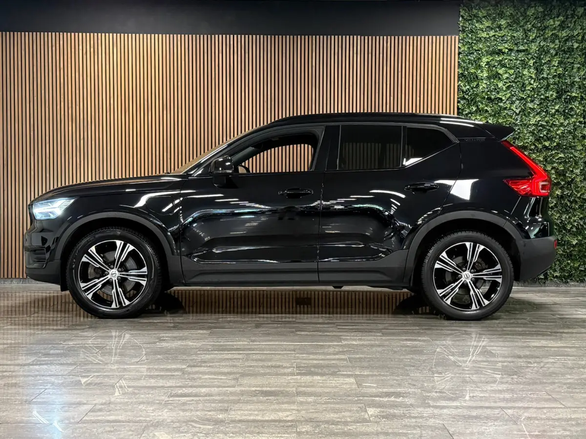 T5 R-Design | Schuifdak | Trekhaak | Parkeercamera | Adaptieve Cruise Control | Stoel en Stuurwielverwarming | 19 Inch | Leder /alcantara R-Design bekleding met wit stiksel en bies | Zitting