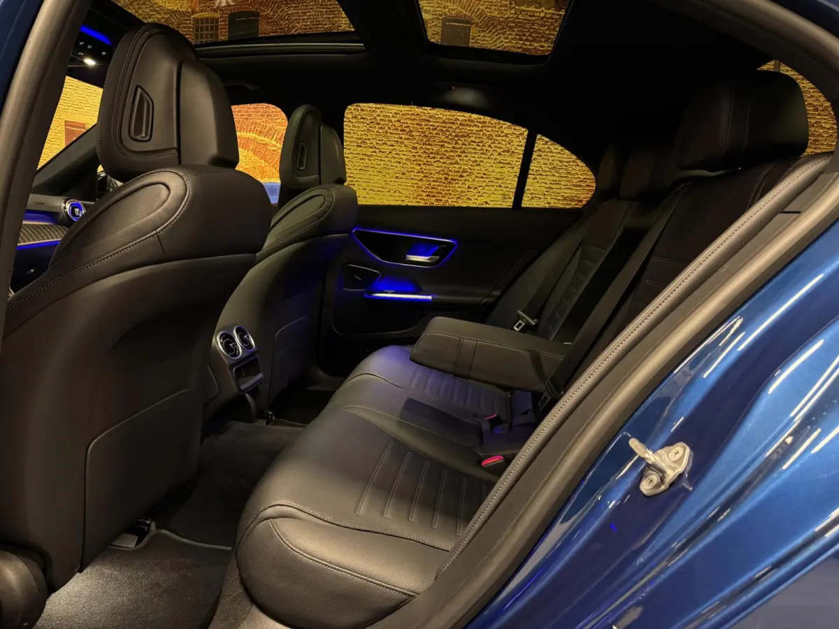 300 d AMG Line Panodak Leer Camera LED