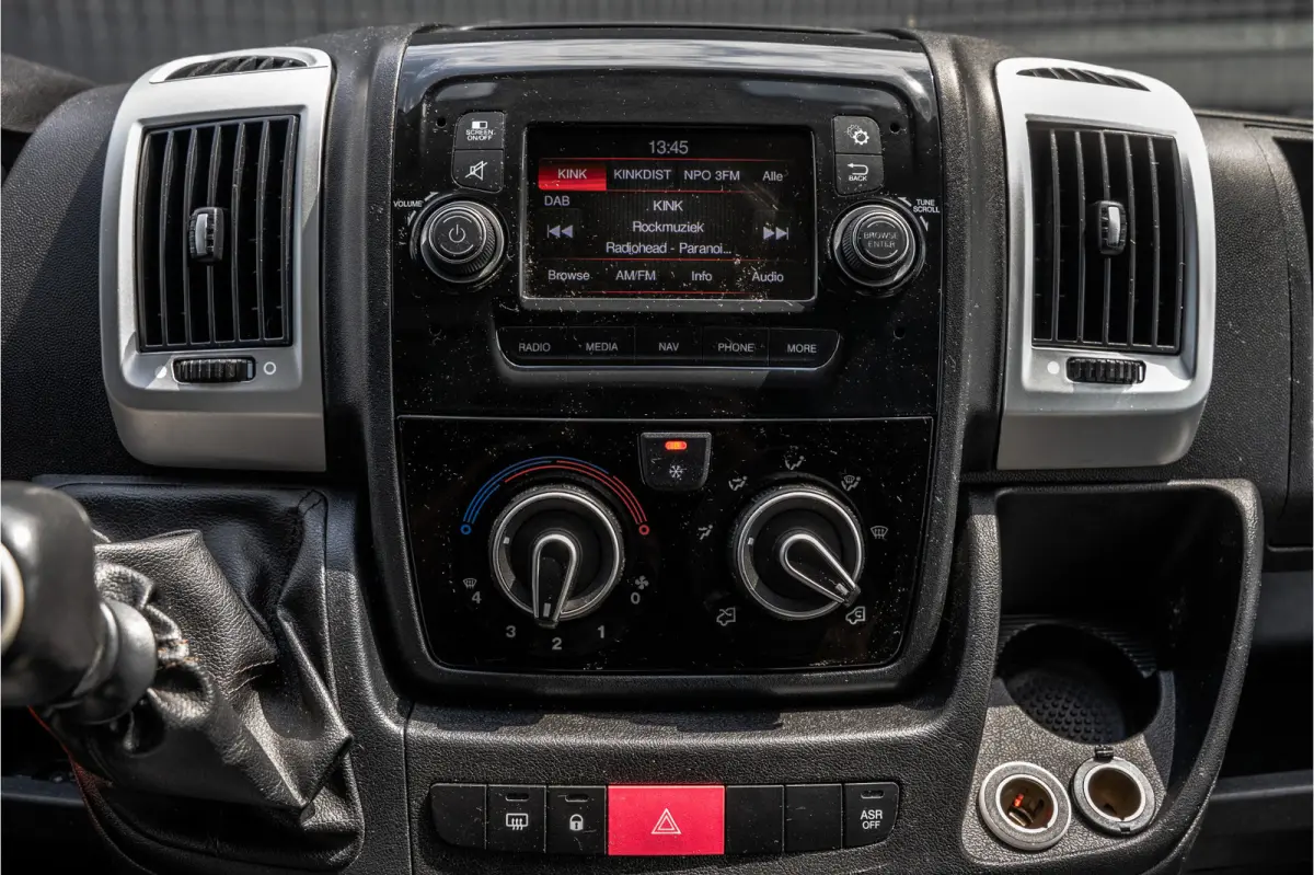 2,3 140PK | Bakwagen met laadklep | 3-Zits | LED | Cruise | Airco