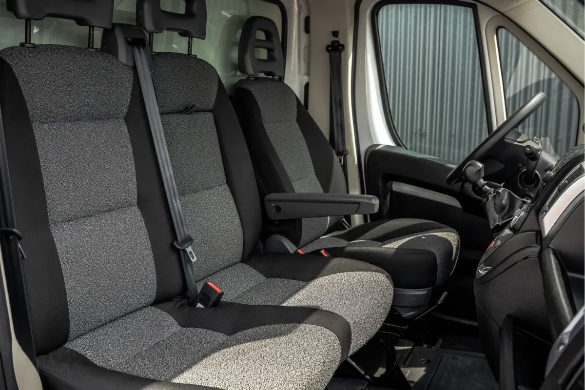 2,3 140PK | Bakwagen met laadklep | 3-Zits | LED | Cruise | Airco