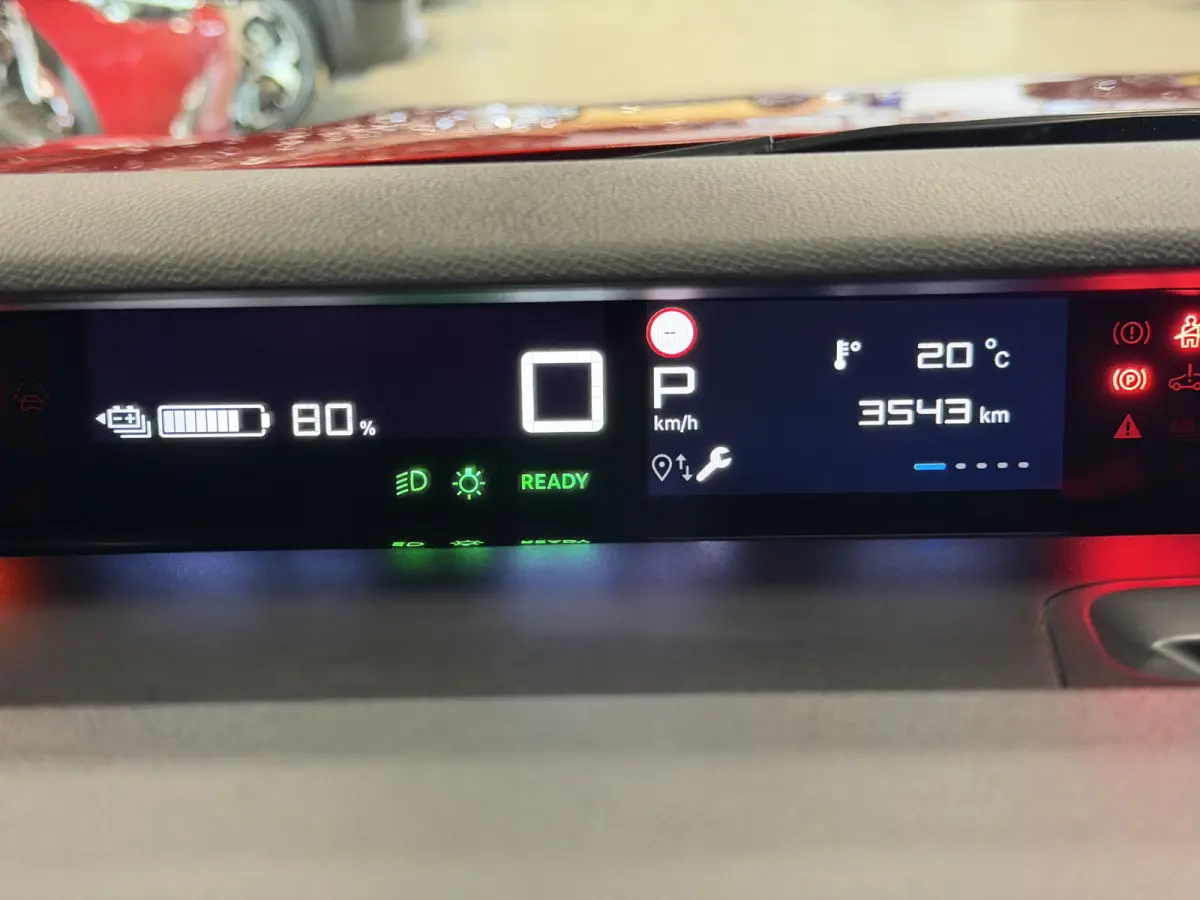 Max 113pk 44 kWh (Automatische Airco - Navigatie - LED - Apple Carplay - Camera - 17" - Two Tone)