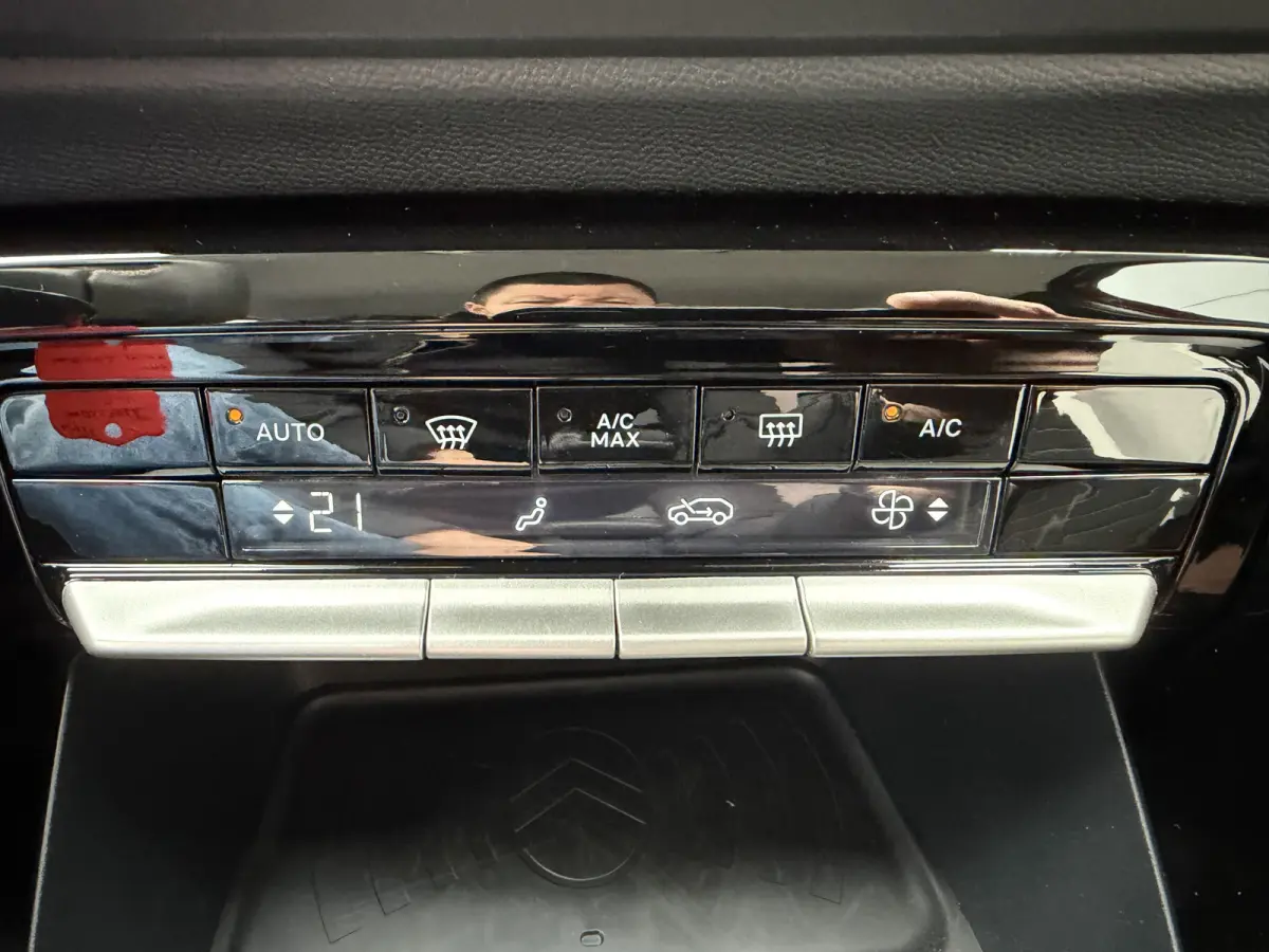 Max 113pk 44 kWh (Automatische Airco - Navigatie - LED - Apple Carplay - Camera - 17" - Two Tone)