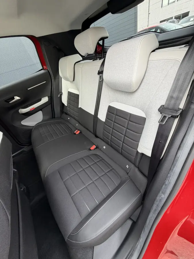 Max 113pk 44 kWh (Automatische Airco - Navigatie - LED - Apple Carplay - Camera - 17" - Two Tone)