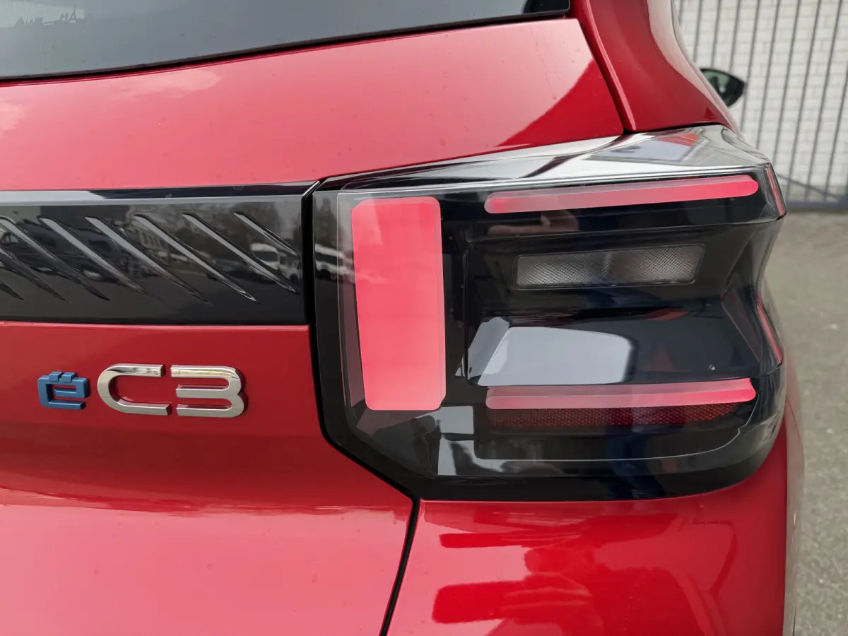 Max 113pk 44 kWh (Automatische Airco - Navigatie - LED - Apple Carplay - Camera - 17" - Two Tone)