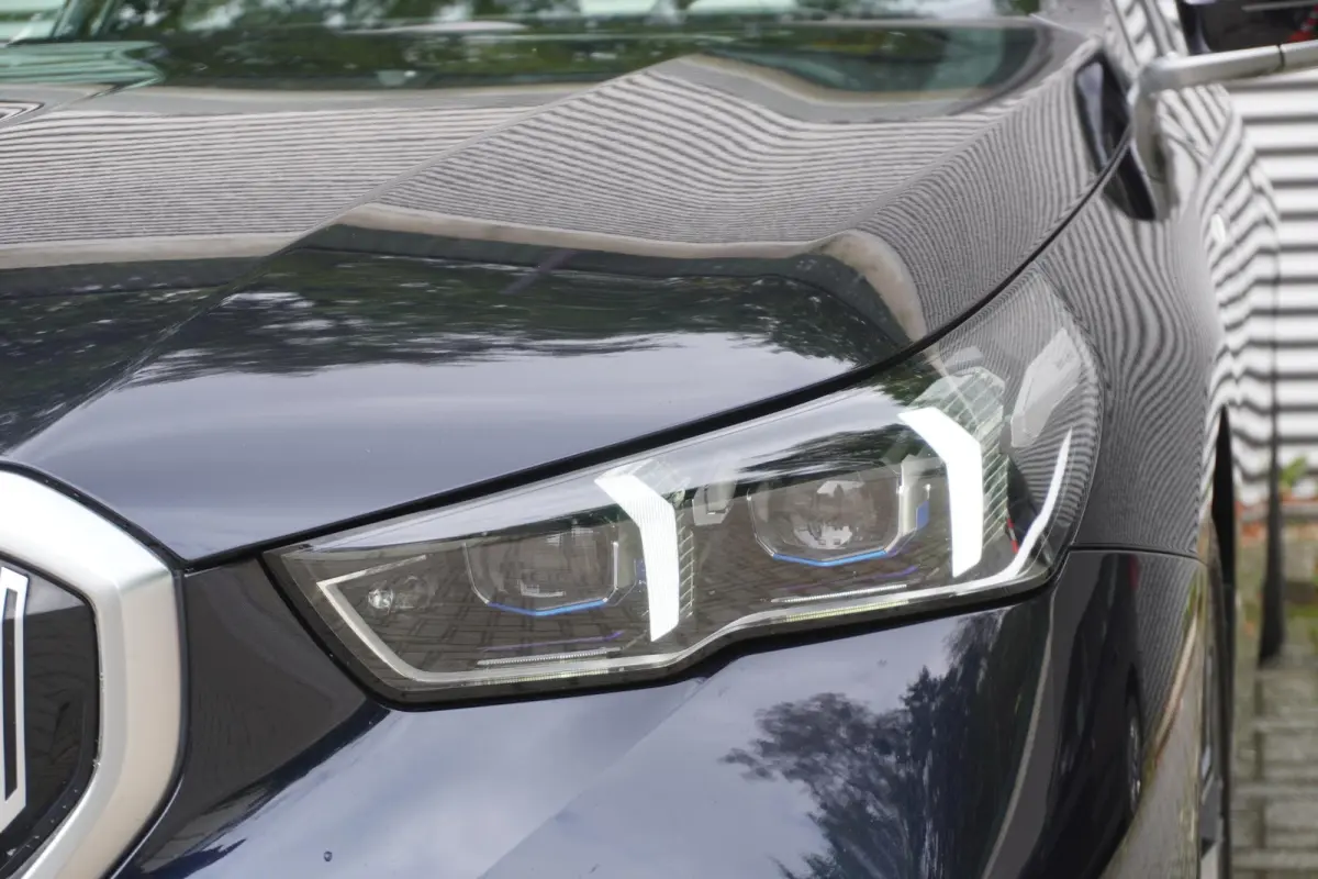 eDrive40 | M Sportpakket | Comfort Pack | Glazen panoramadak | Driving Assistant Professional | Harman Kardon HiFi Sound system | Trekhaak met elektrisch wegklapbare kogel