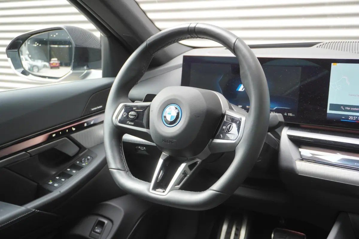 eDrive40 | M Sportpakket | Comfort Pack | Glazen panoramadak | Driving Assistant Professional | Harman Kardon HiFi Sound system | Trekhaak met elektrisch wegklapbare kogel