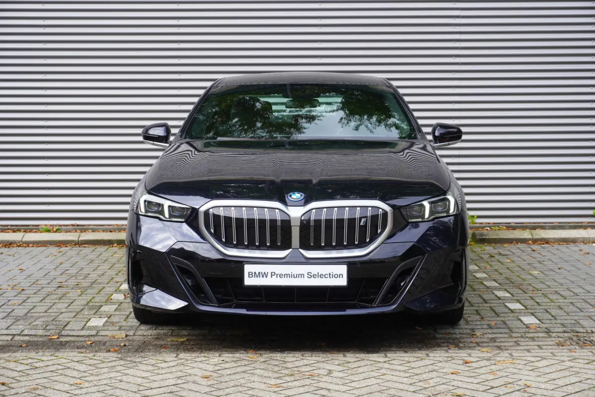 eDrive40 | M Sportpakket | Comfort Pack | Glazen panoramadak | Driving Assistant Professional | Harman Kardon HiFi Sound system | Trekhaak met elektrisch wegklapbare kogel