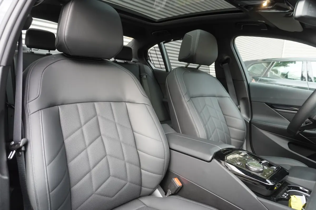 eDrive40 | M Sportpakket | Comfort Pack | Glazen panoramadak | Driving Assistant Professional | Harman Kardon HiFi Sound system | Trekhaak met elektrisch wegklapbare kogel
