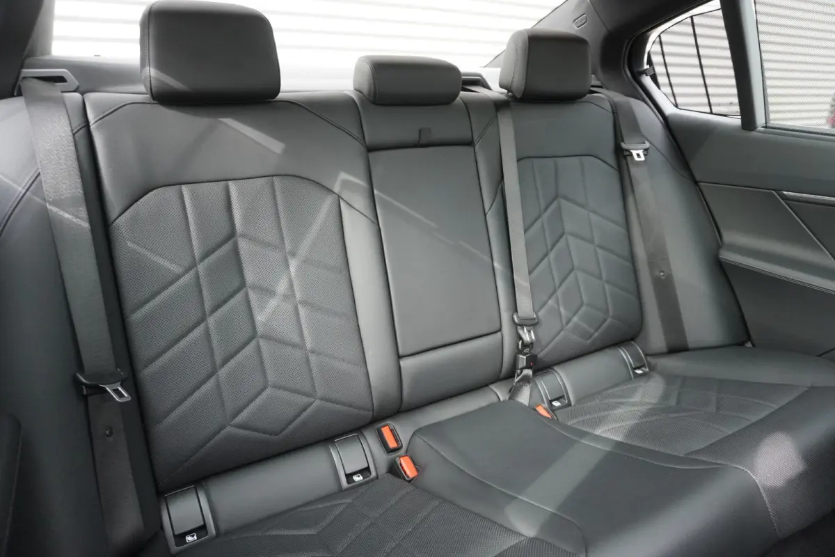 eDrive40 | M Sportpakket | Comfort Pack | Glazen panoramadak | Driving Assistant Professional | Harman Kardon HiFi Sound system | Trekhaak met elektrisch wegklapbare kogel