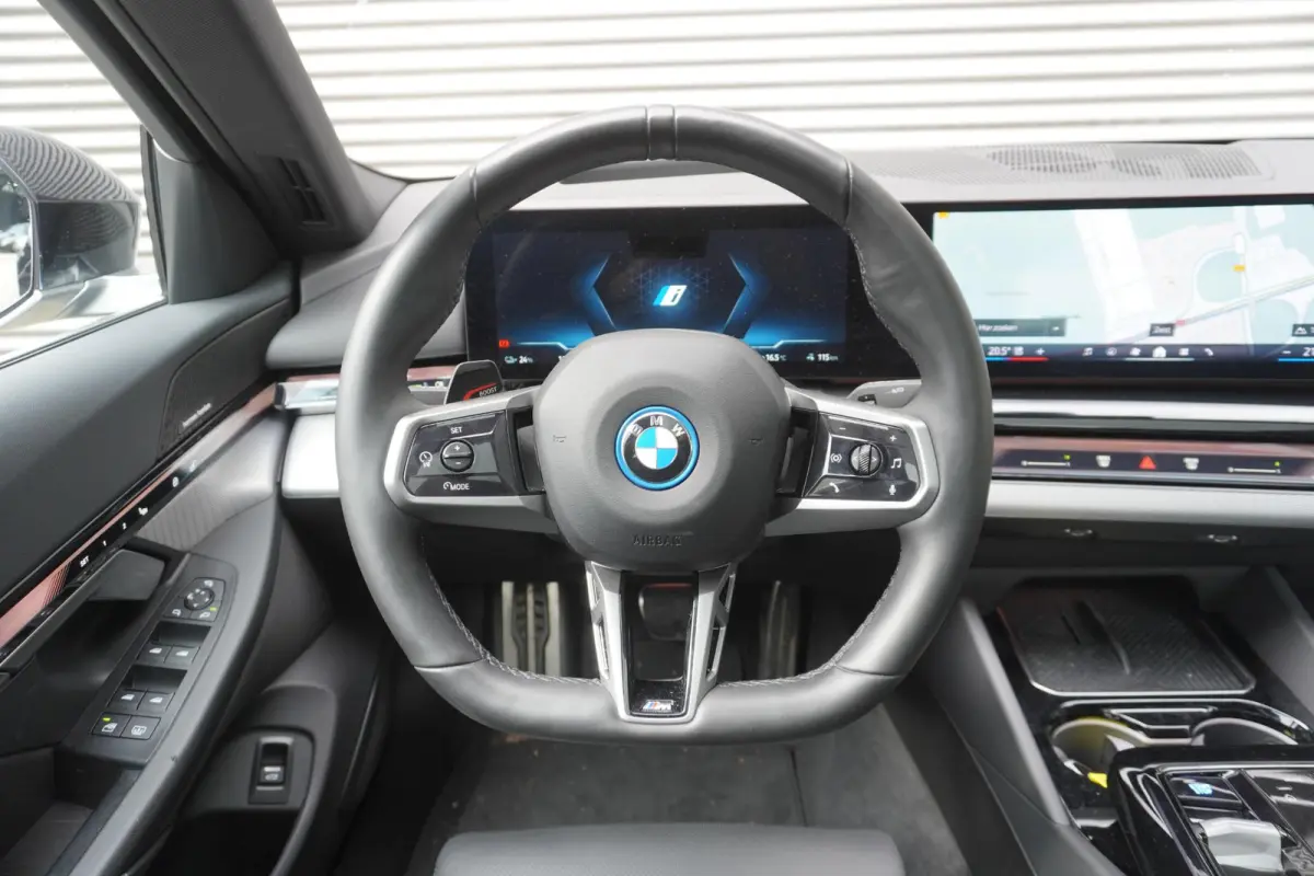 eDrive40 | M Sportpakket | Comfort Pack | Glazen panoramadak | Driving Assistant Professional | Harman Kardon HiFi Sound system | Trekhaak met elektrisch wegklapbare kogel
