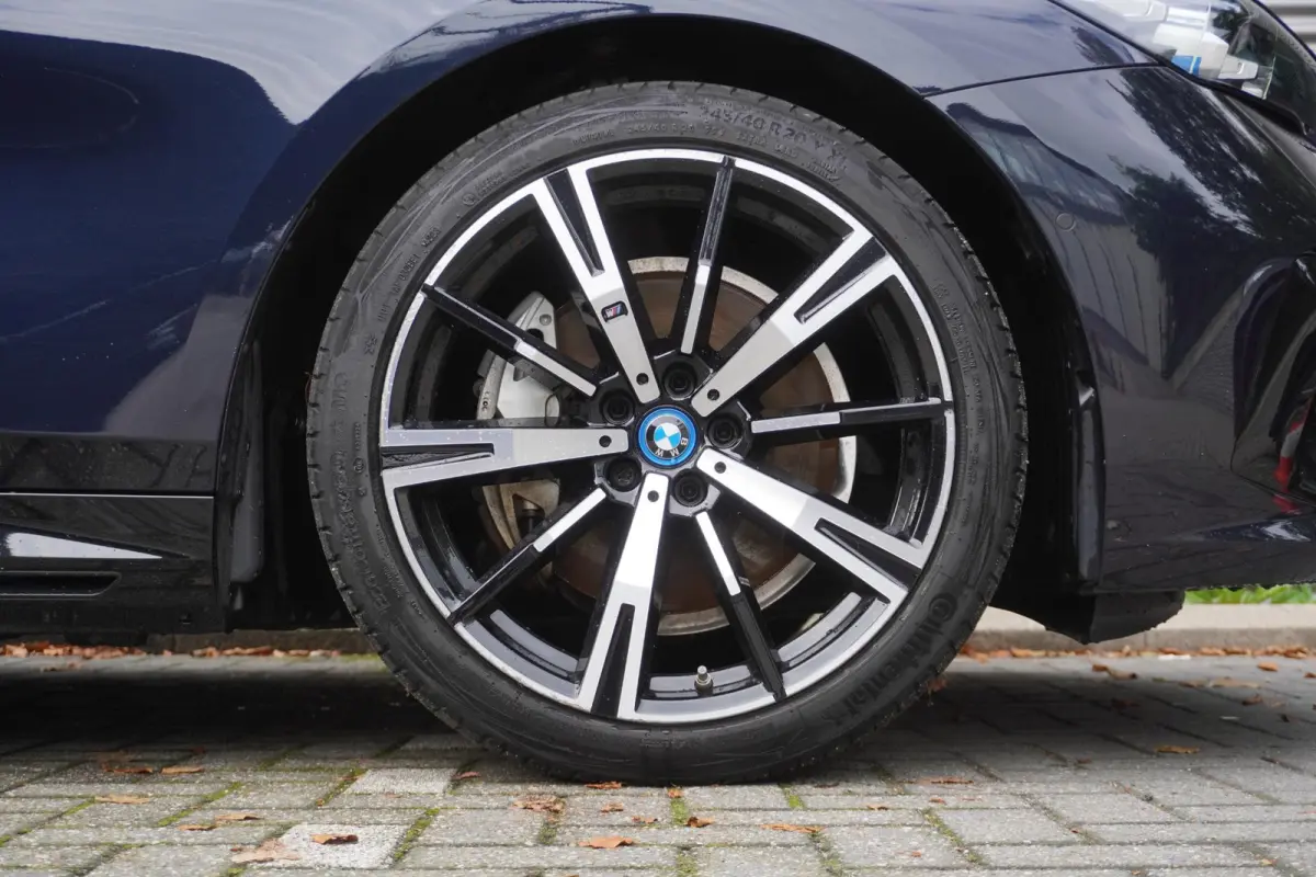 eDrive40 | M Sportpakket | Comfort Pack | Glazen panoramadak | Driving Assistant Professional | Harman Kardon HiFi Sound system | Trekhaak met elektrisch wegklapbare kogel