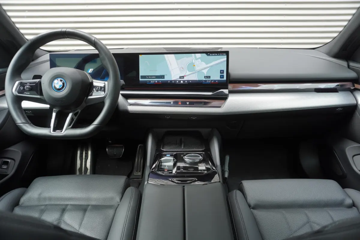 eDrive40 | M Sportpakket | Comfort Pack | Glazen panoramadak | Driving Assistant Professional | Harman Kardon HiFi Sound system | Trekhaak met elektrisch wegklapbare kogel