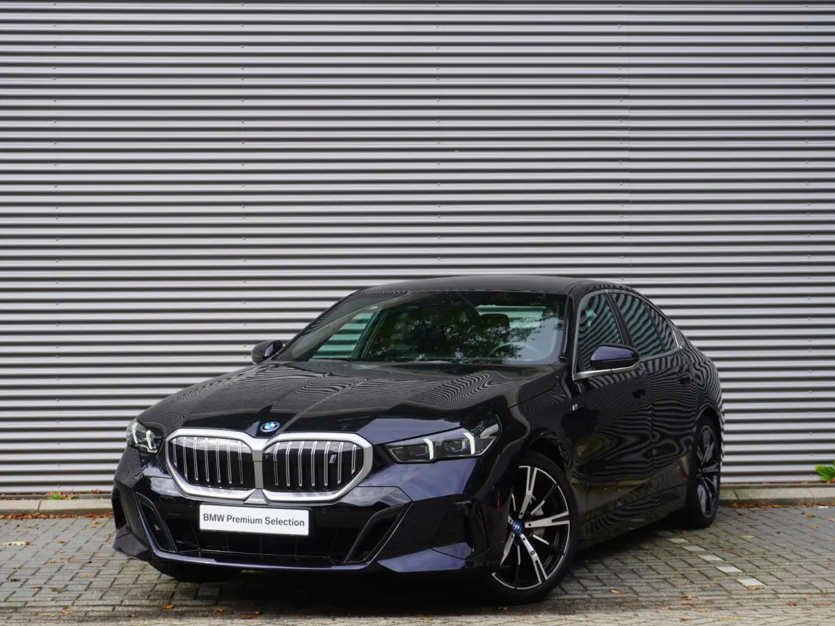 eDrive40 | M Sportpakket | Comfort Pack | Glazen panoramadak | Driving Assistant Professional | Harman Kardon HiFi Sound system | Trekhaak met elektrisch wegklapbare kogel