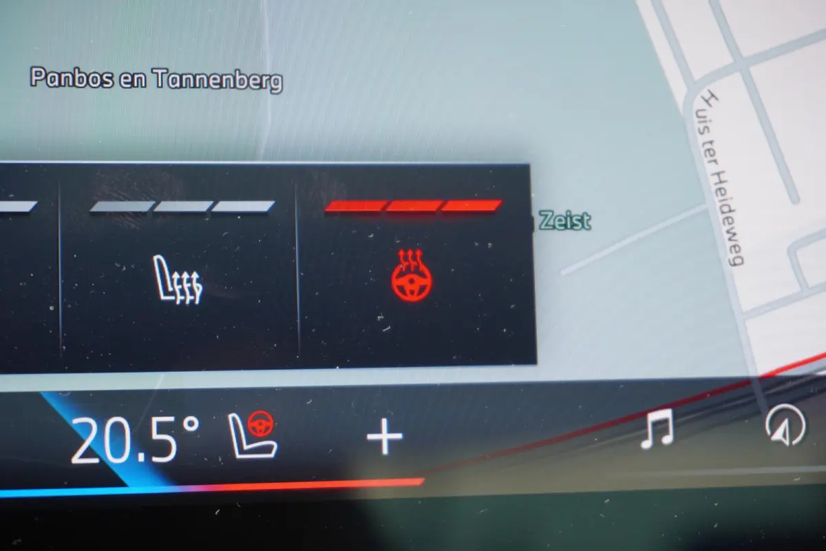 eDrive40 | M Sportpakket | Comfort Pack | Glazen panoramadak | Driving Assistant Professional | Harman Kardon HiFi Sound system | Trekhaak met elektrisch wegklapbare kogel