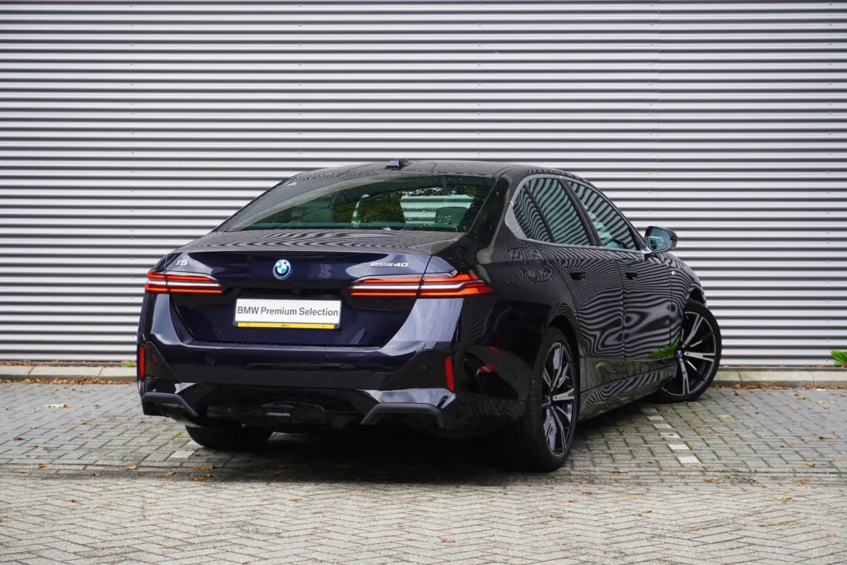 eDrive40 | M Sportpakket | Comfort Pack | Glazen panoramadak | Driving Assistant Professional | Harman Kardon HiFi Sound system | Trekhaak met elektrisch wegklapbare kogel
