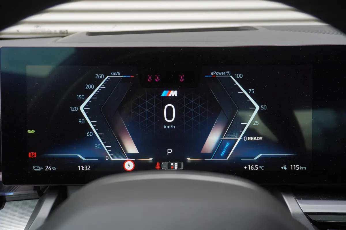 eDrive40 | M Sportpakket | Comfort Pack | Glazen panoramadak | Driving Assistant Professional | Harman Kardon HiFi Sound system | Trekhaak met elektrisch wegklapbare kogel