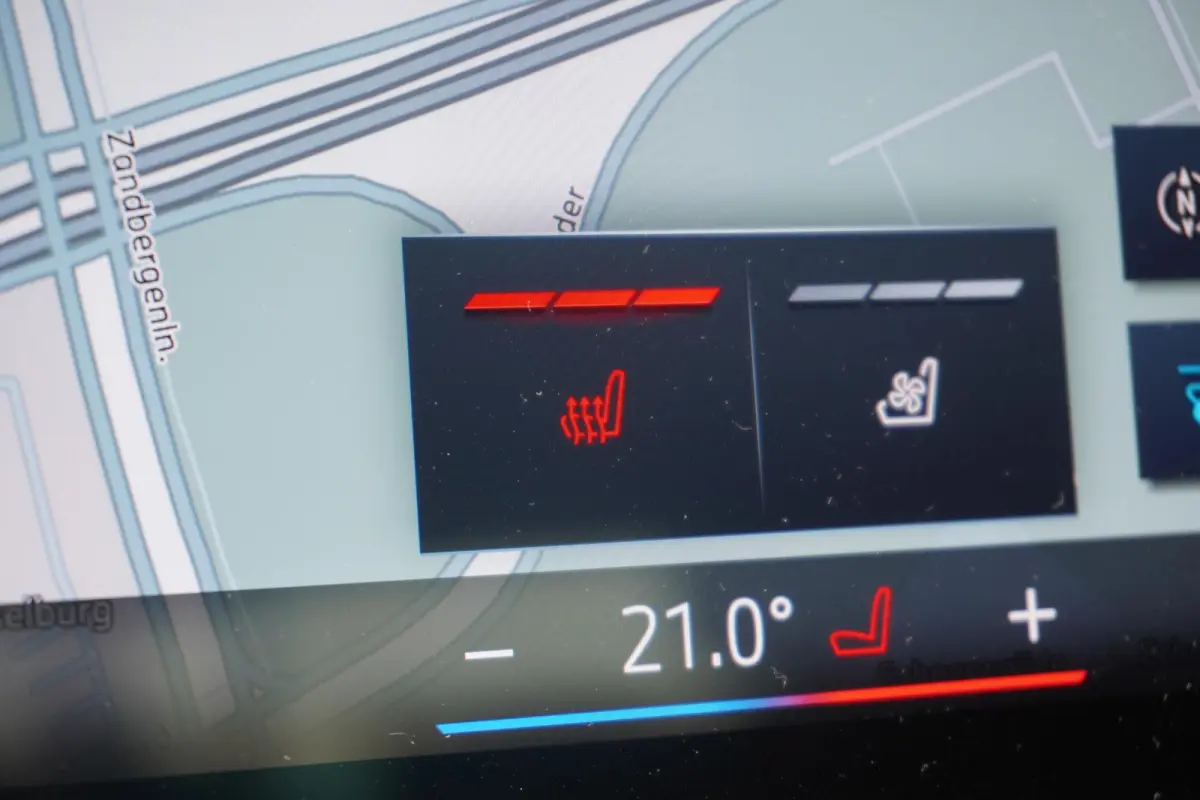 eDrive40 | M Sportpakket | Comfort Pack | Glazen panoramadak | Driving Assistant Professional | Harman Kardon HiFi Sound system | Trekhaak met elektrisch wegklapbare kogel