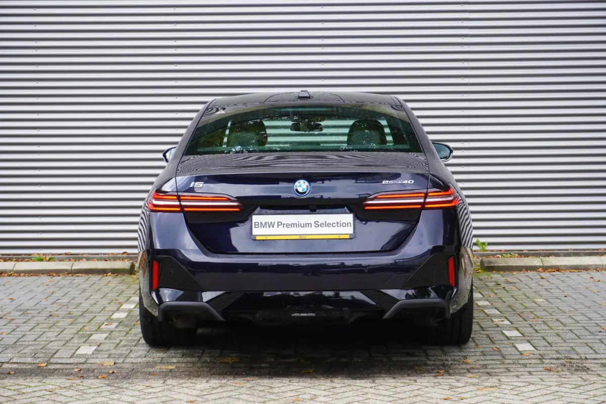 eDrive40 | M Sportpakket | Comfort Pack | Glazen panoramadak | Driving Assistant Professional | Harman Kardon HiFi Sound system | Trekhaak met elektrisch wegklapbare kogel