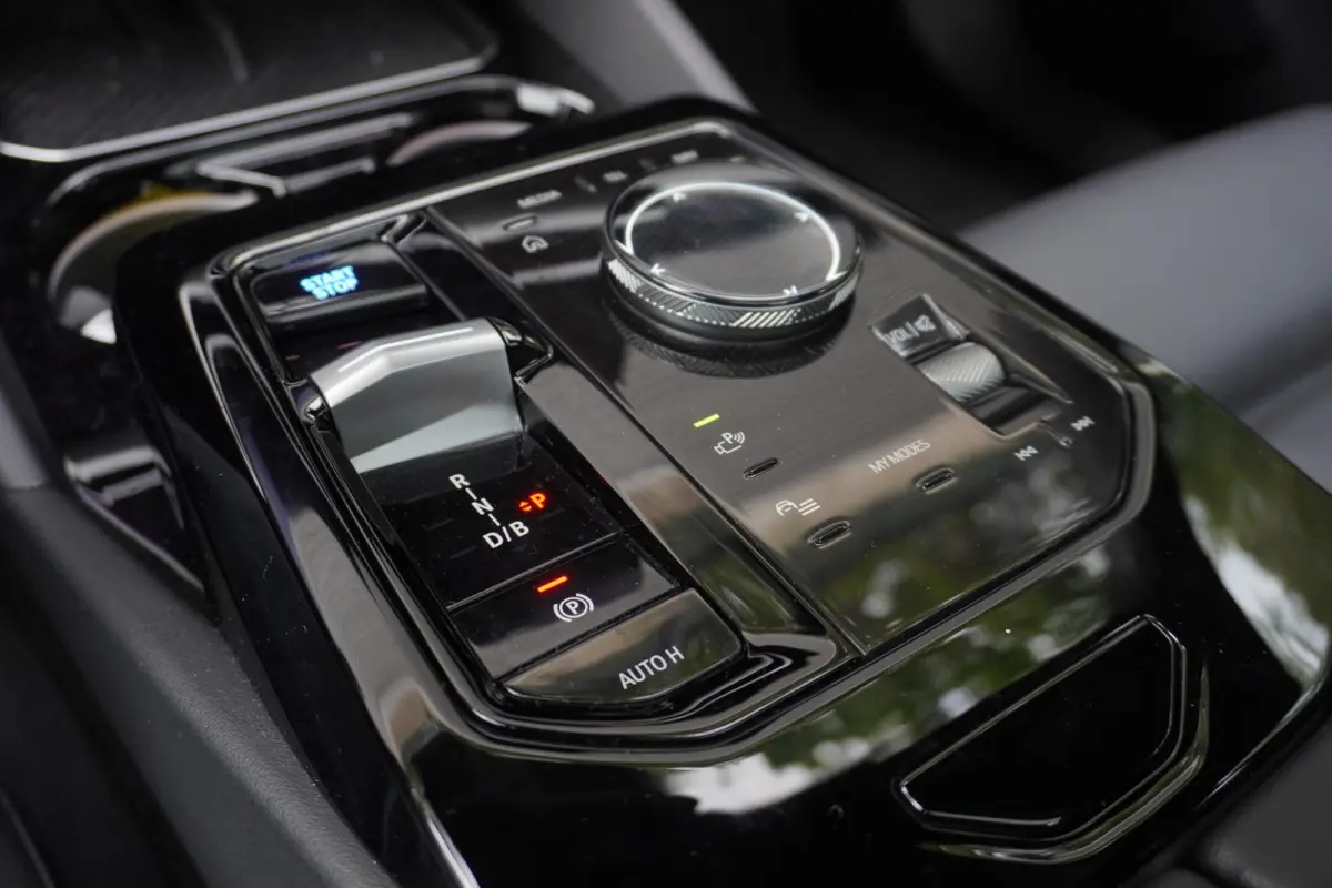 eDrive40 | M Sportpakket | Comfort Pack | Glazen panoramadak | Driving Assistant Professional | Harman Kardon HiFi Sound system | Trekhaak met elektrisch wegklapbare kogel