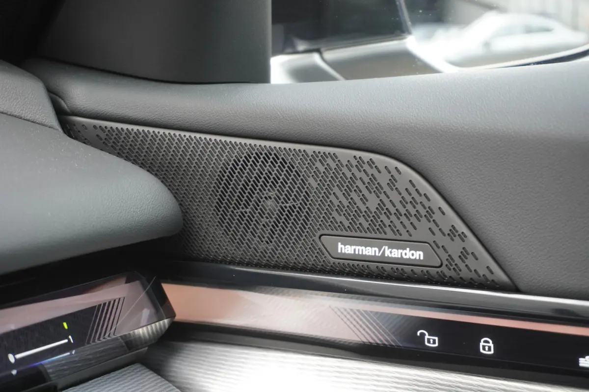 eDrive40 | M Sportpakket | Comfort Pack | Glazen panoramadak | Driving Assistant Professional | Harman Kardon HiFi Sound system | Trekhaak met elektrisch wegklapbare kogel