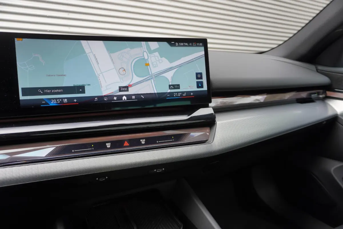 eDrive40 | M Sportpakket | Comfort Pack | Glazen panoramadak | Driving Assistant Professional | Harman Kardon HiFi Sound system | Trekhaak met elektrisch wegklapbare kogel