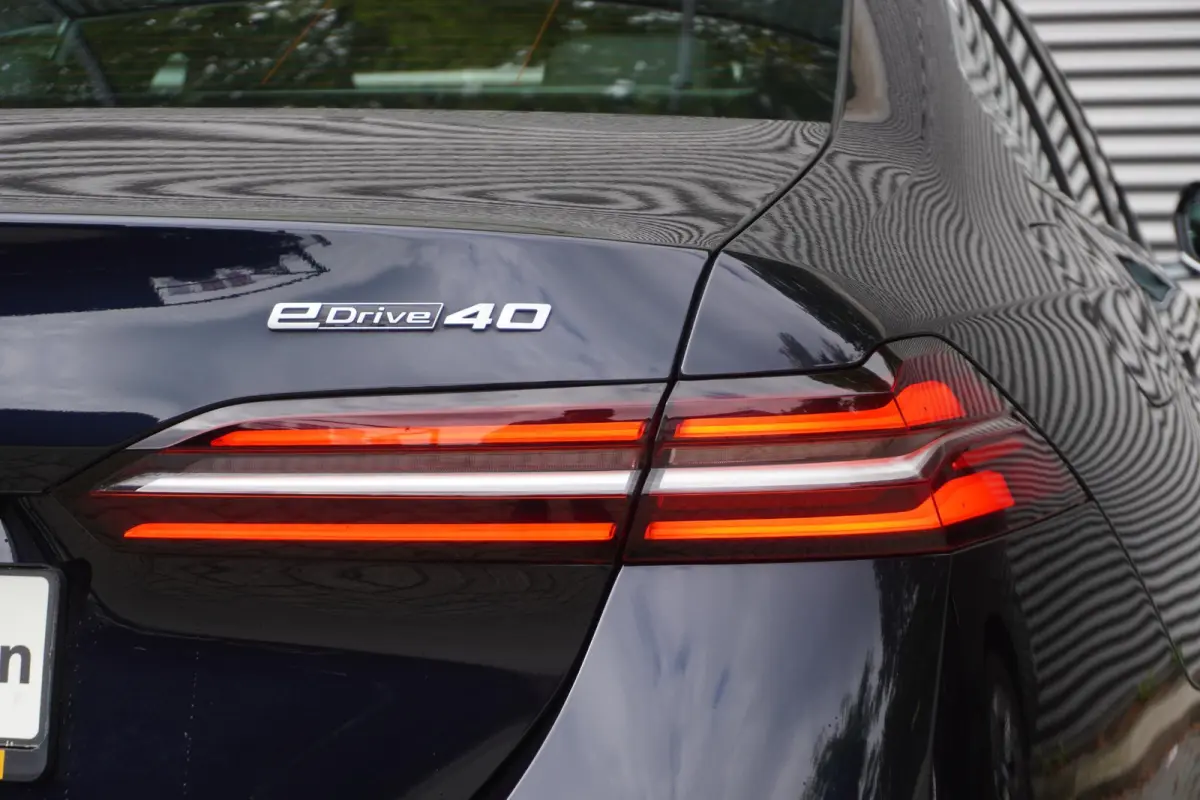 eDrive40 | M Sportpakket | Comfort Pack | Glazen panoramadak | Driving Assistant Professional | Harman Kardon HiFi Sound system | Trekhaak met elektrisch wegklapbare kogel