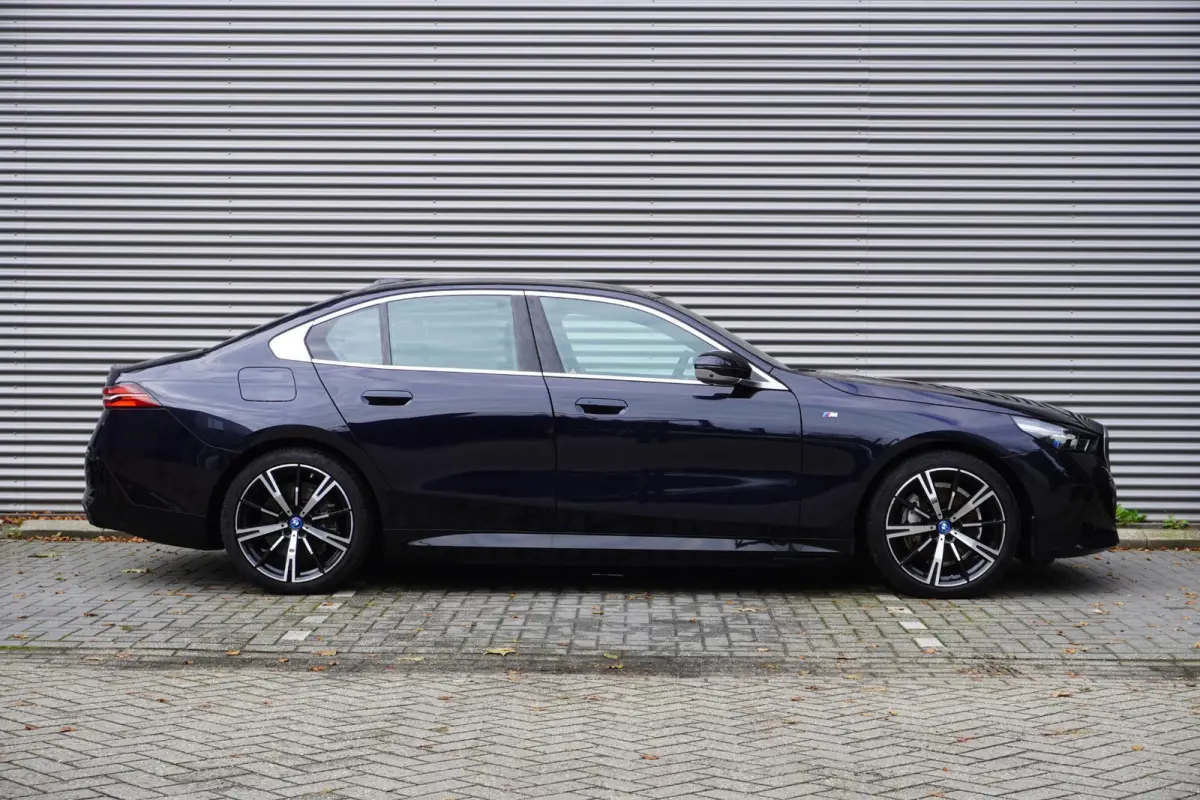 eDrive40 | M Sportpakket | Comfort Pack | Glazen panoramadak | Driving Assistant Professional | Harman Kardon HiFi Sound system | Trekhaak met elektrisch wegklapbare kogel