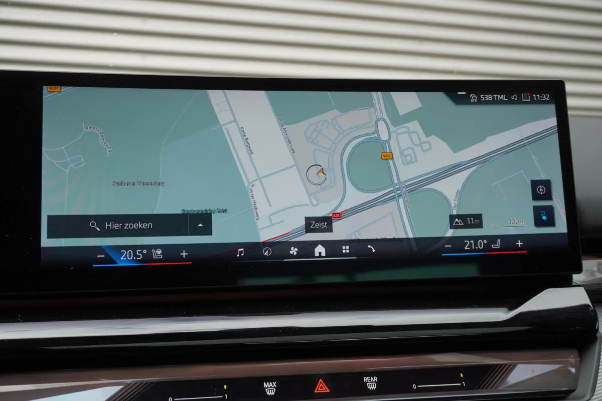 eDrive40 | M Sportpakket | Comfort Pack | Glazen panoramadak | Driving Assistant Professional | Harman Kardon HiFi Sound system | Trekhaak met elektrisch wegklapbare kogel
