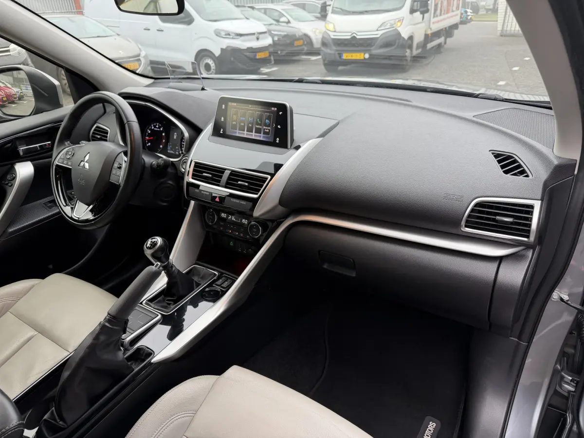 1.5 DI-T First Edition (Trekhaak (1.600kg) - Camera - Leder incl stoelverwarming - Parkeersensoren V+A - Keyless Entry - Head up)