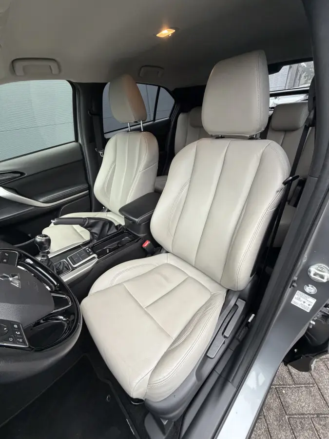 1.5 DI-T First Edition (Trekhaak (1.600kg) - Camera - Leder incl stoelverwarming - Parkeersensoren V+A - Keyless Entry - Head up)