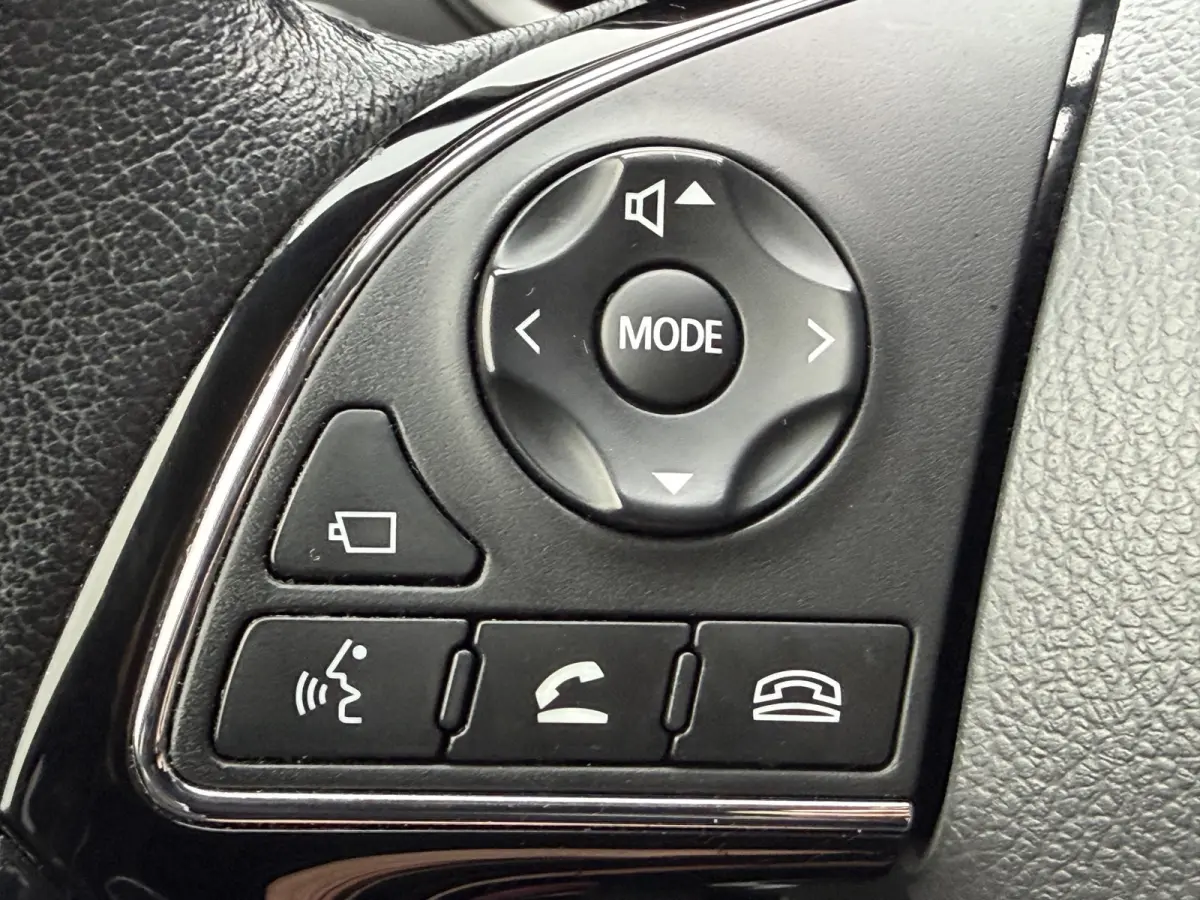 1.5 DI-T First Edition (Trekhaak (1.600kg) - Camera - Leder incl stoelverwarming - Parkeersensoren V+A - Keyless Entry - Head up)