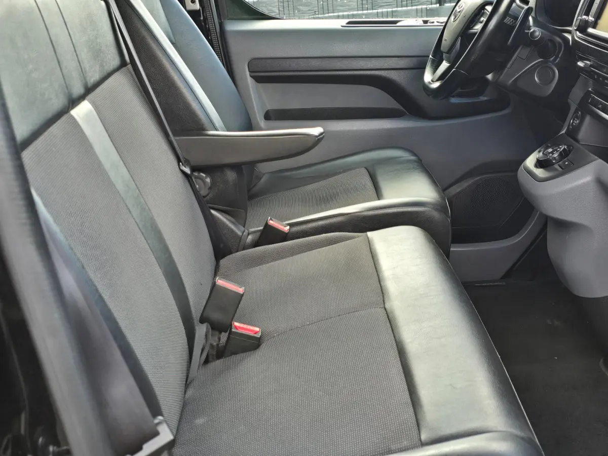 2.0 D-4D Professional / AUT / NAP / Navi / Cruise Control / 3 Zits / Schuifdeur / Trekhaak