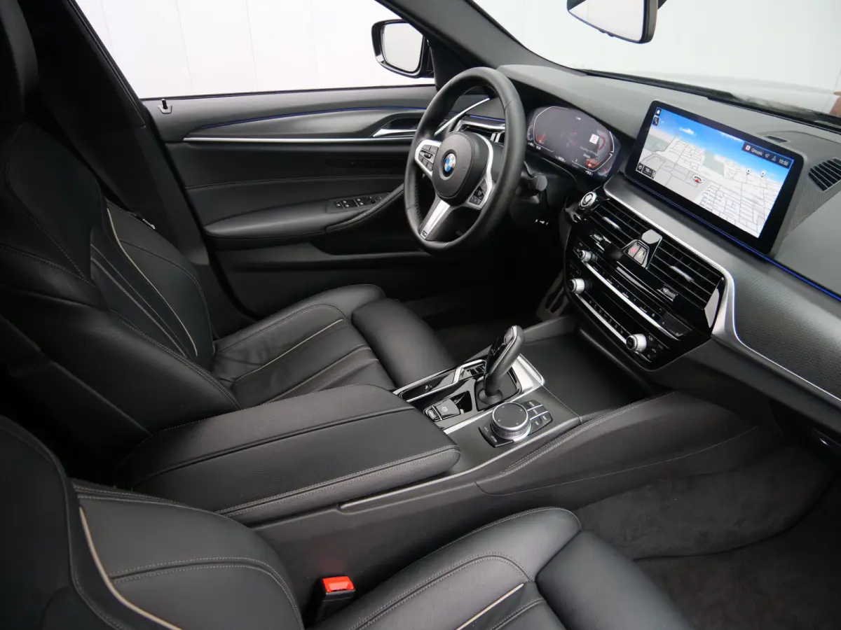 520i High Executive Edition 184 Pk Automaat M-pakket / Navi / DAB / Apple Carplay / Leer
