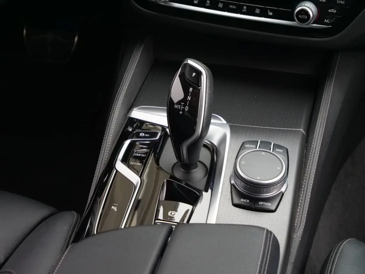 520i High Executive Edition 184 Pk Automaat M-pakket / Navi / DAB / Apple Carplay / Leer