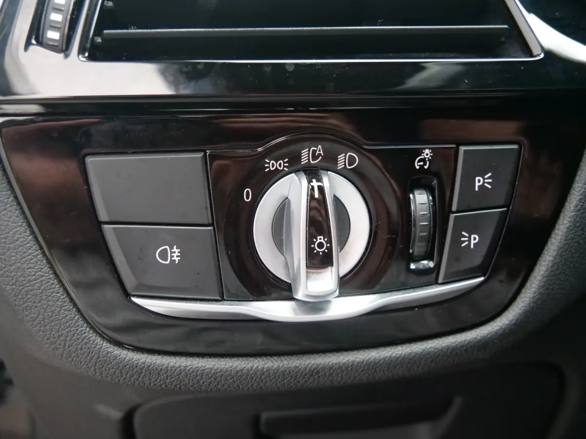 520i High Executive Edition 184 Pk Automaat M-pakket / Navi / DAB / Apple Carplay / Leer