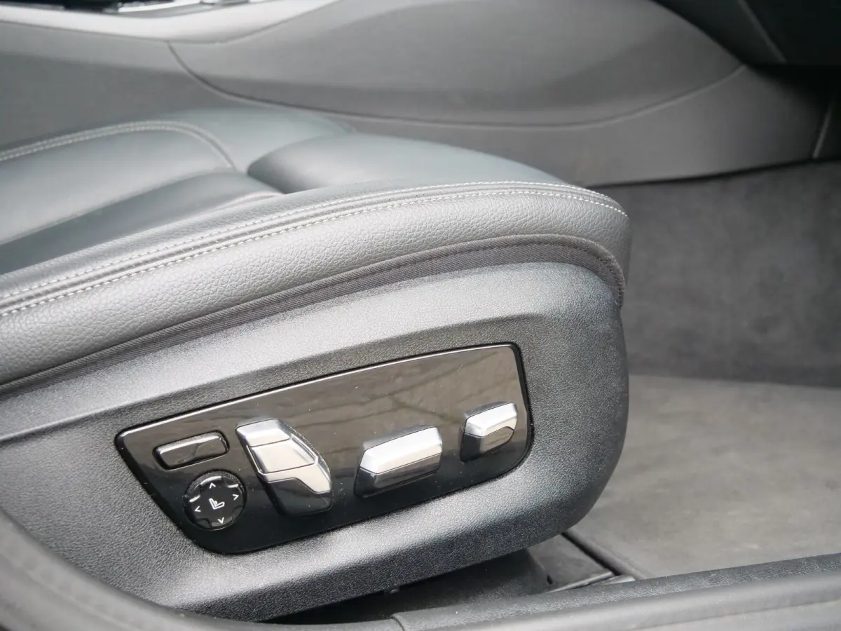 520i High Executive Edition 184 Pk Automaat M-pakket / Navi / DAB / Apple Carplay / Leer