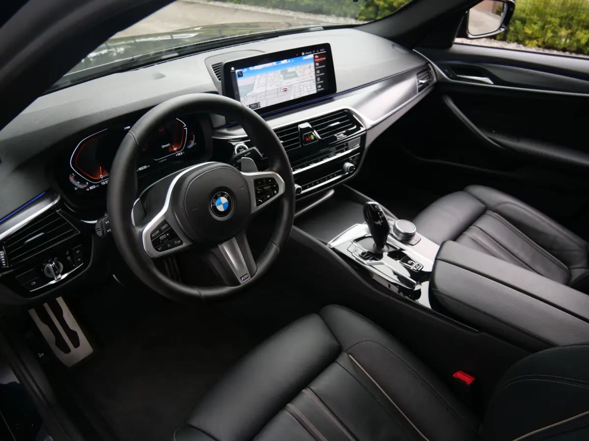 520i High Executive Edition 184 Pk Automaat M-pakket / Navi / DAB / Apple Carplay / Leer