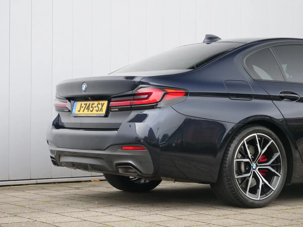 520i High Executive Edition 184 Pk Automaat M-pakket / Navi / DAB / Apple Carplay / Leer