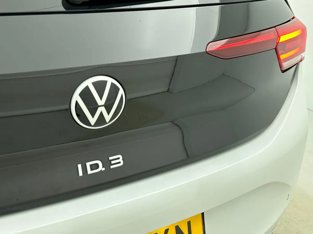 Pro Edition 58 kWh SOH 90 % Climate Control Navigatie Apple Carplay PDC VA + Camera Adaptive Cruise Control Full LED Stoel/Stuurverwarming Alcantara bekleding
