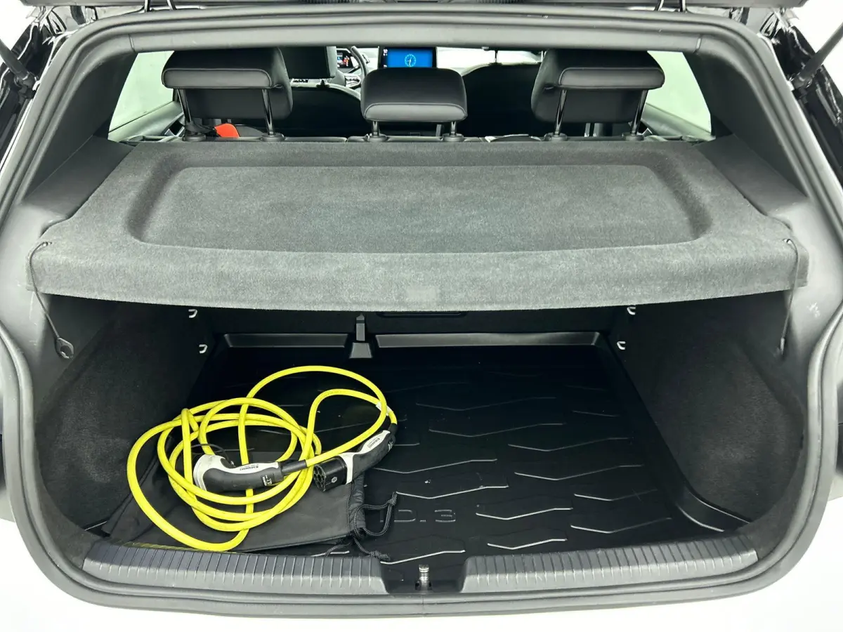 Pro Edition 58 kWh SOH 90 % Climate Control Navigatie Apple Carplay PDC VA + Camera Adaptive Cruise Control Full LED Stoel/Stuurverwarming Alcantara bekleding
