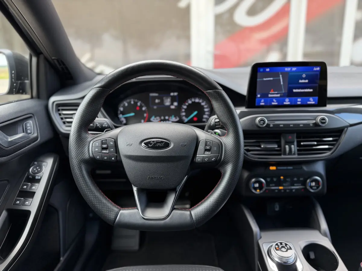 1.0 Titanium Business Automaat / Keyless / Carplay / Navigatie / PDC v+a