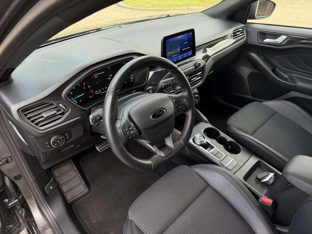 1.0 Titanium Business Automaat / Keyless / Carplay / Navigatie / PDC v+a