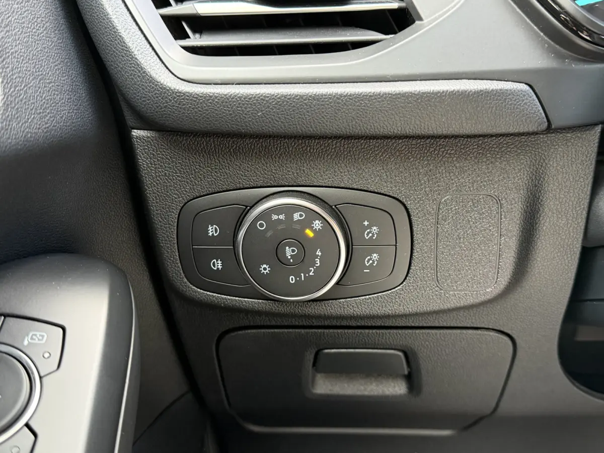 1.0 Titanium Business Automaat / Keyless / Carplay / Navigatie / PDC v+a
