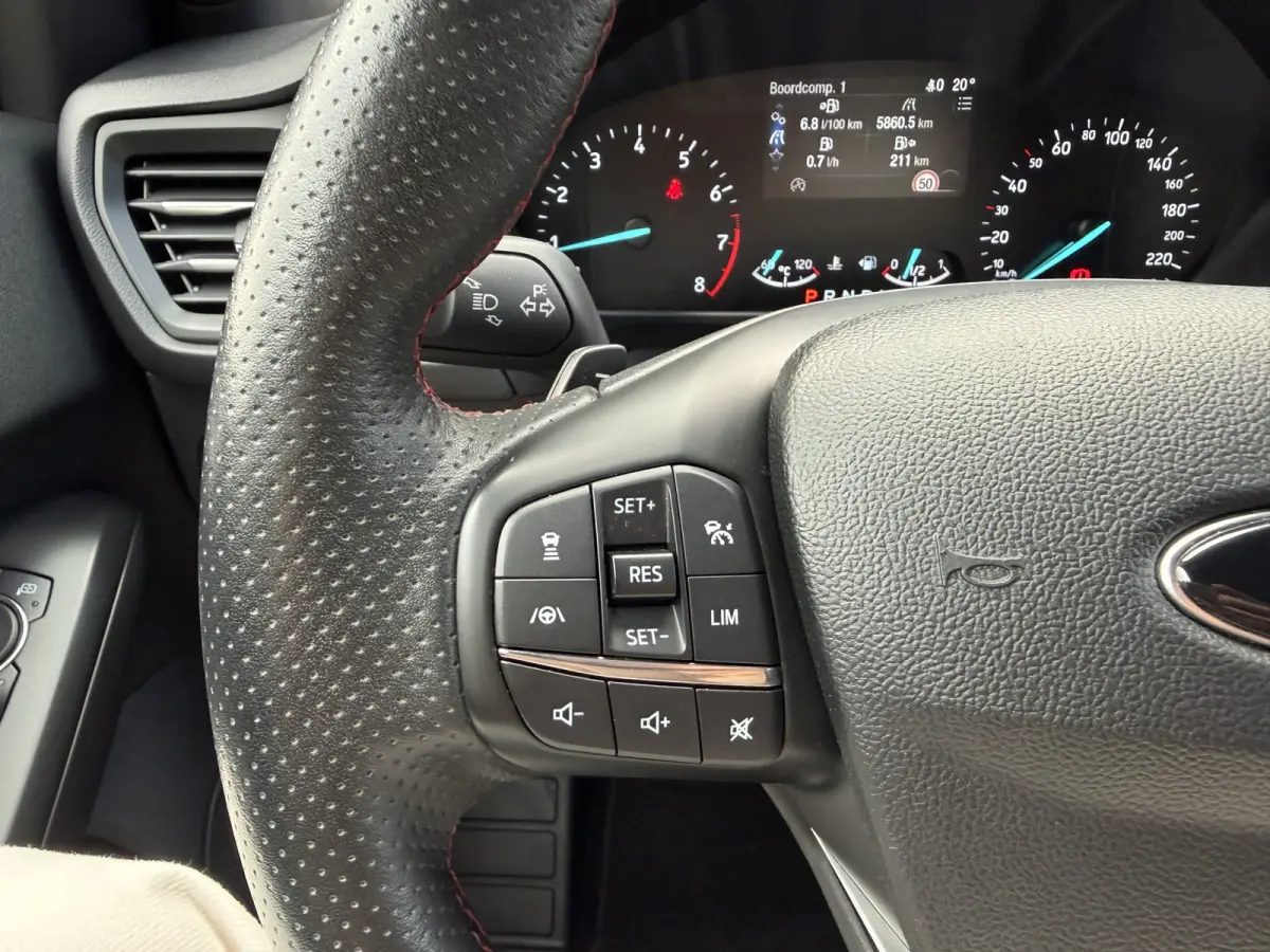 1.0 Titanium Business Automaat / Keyless / Carplay / Navigatie / PDC v+a