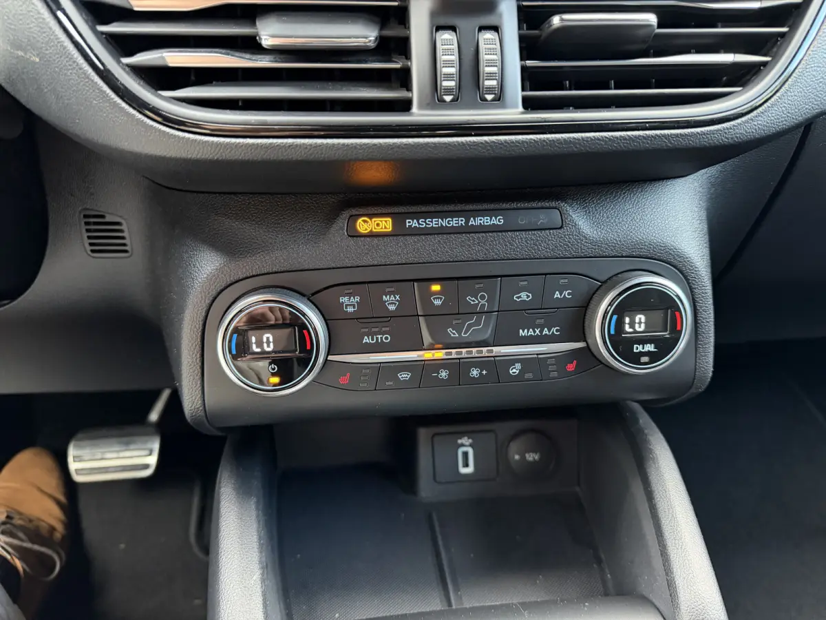 1.0 Titanium Business Automaat / Keyless / Carplay / Navigatie / PDC v+a